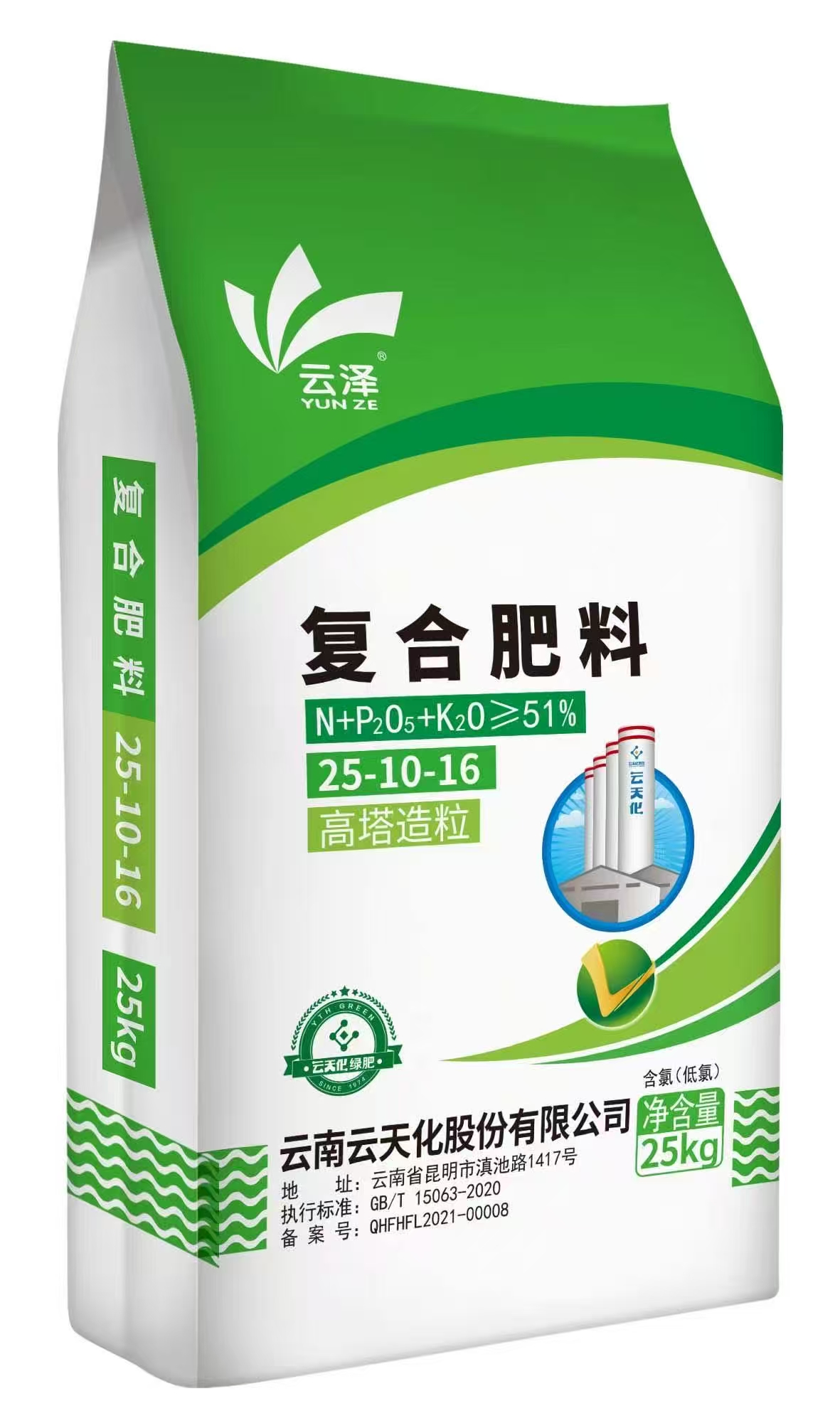 优质复合肥产品包装展示，绿色包装袋，产品标识清晰，背景为农田